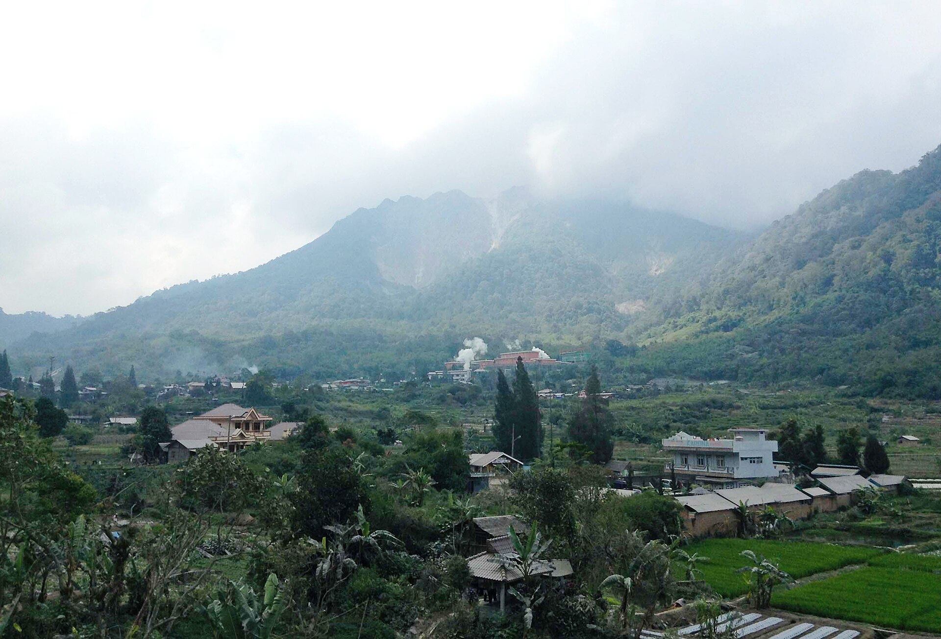 Gunung Sibayak dilihat dari Desa Semangat Gunung